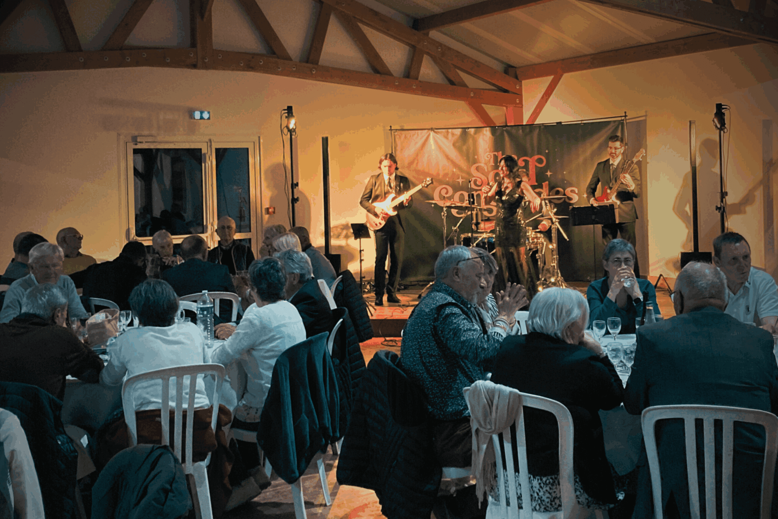 des personnes mangent sur plusieurs tables rondes